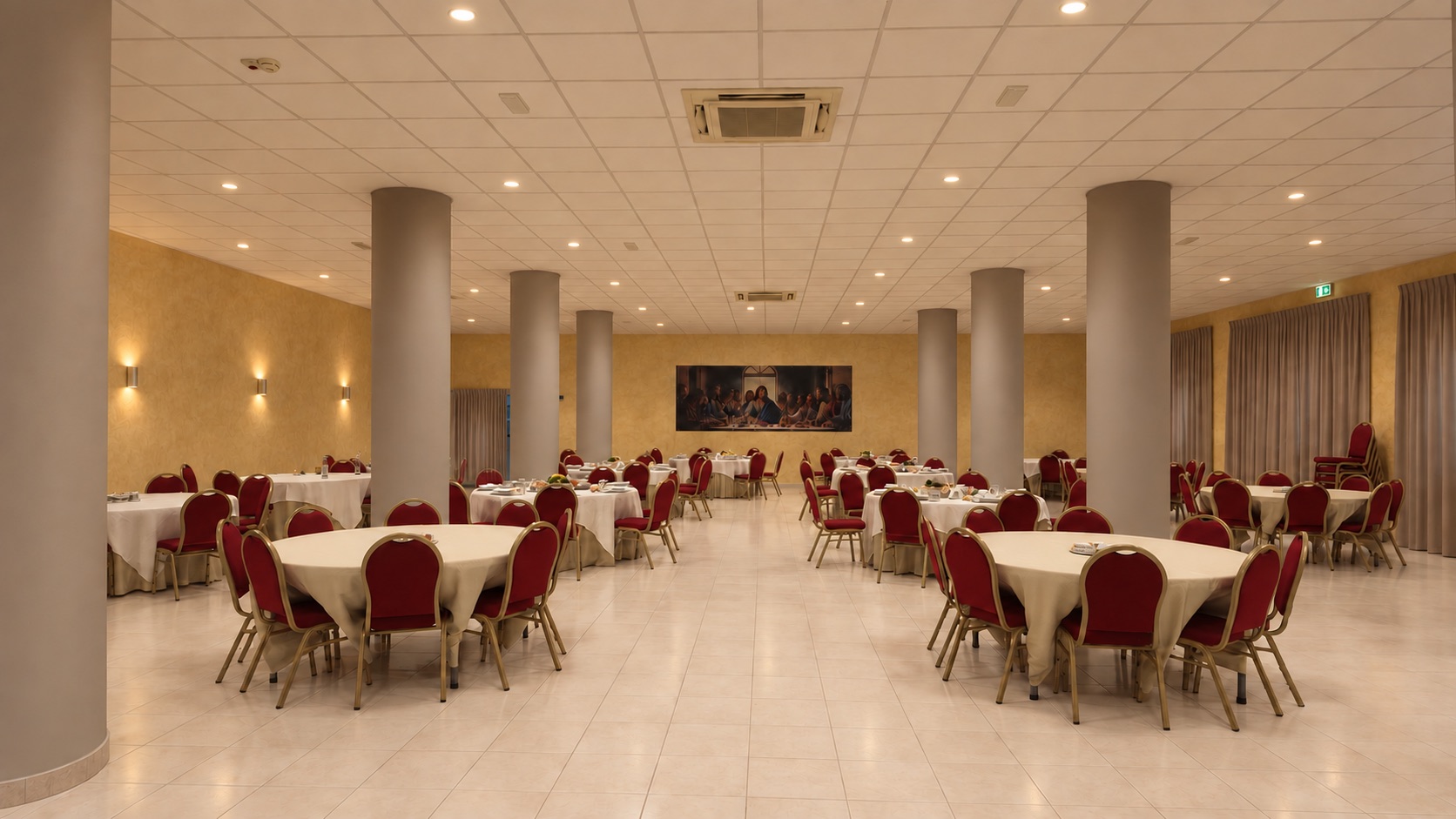 Sala da pranzo luminosa con tavoli apparecchiati